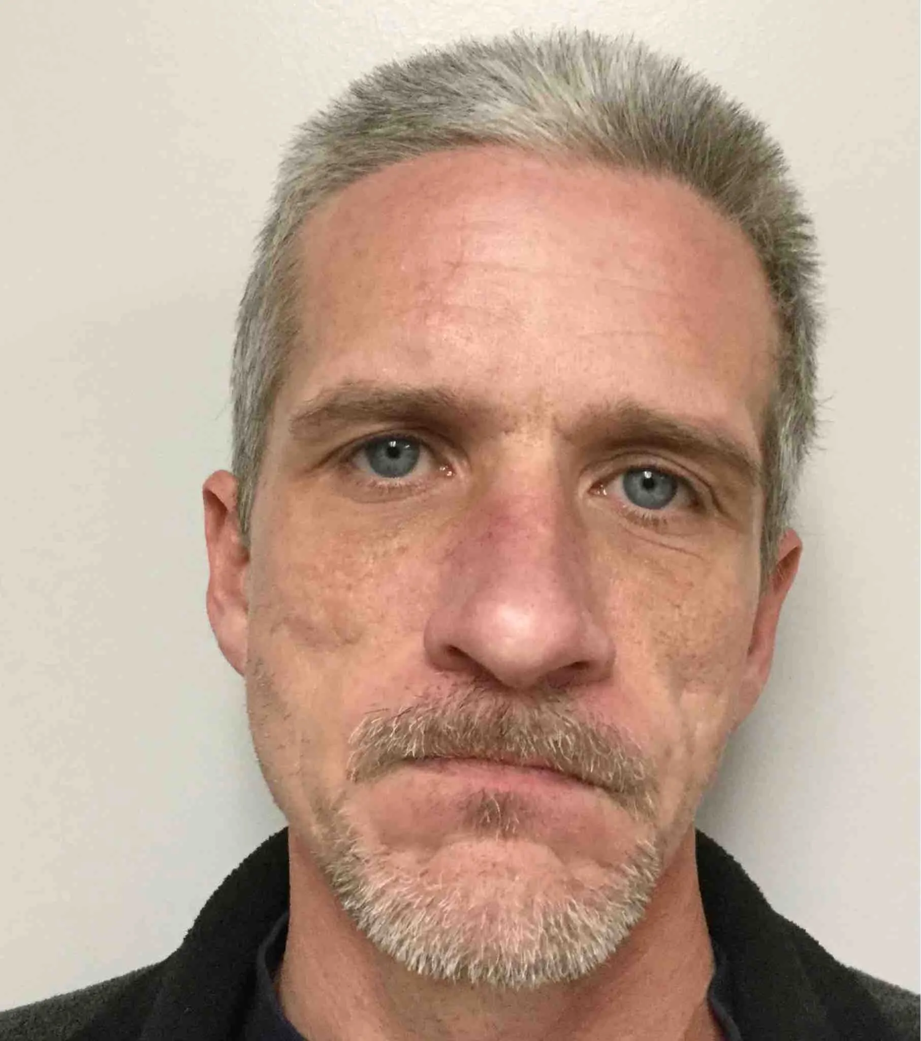 Registry photo of Clinton Lee Hullender