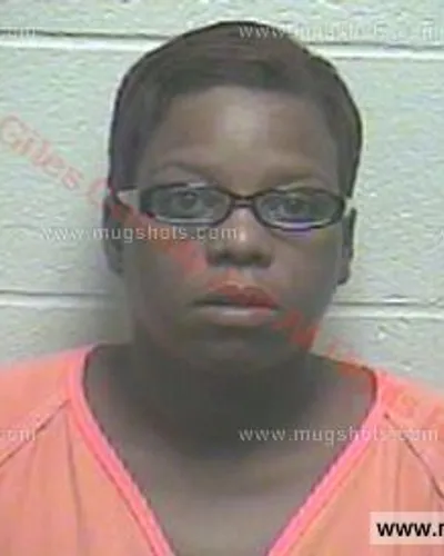Booking photo of Latoya Nakie Harris, Giles County, Aug 29, 2015
